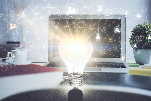 Sosyal ağ hologramıyla birlikte bilgisayar masaüstünde. Çoklu maruz kalma. Uluslararası insan ilişkileri kavramı.