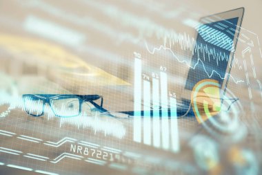 Bilgisayar, teknoloji temalı hologramla birlikte ofiste. Çoklu maruz kalma. Teknoloji kavramı.