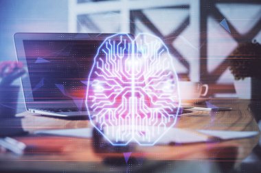 Bilgisayar ve beyin çizimi hologramıyla çalışma masasına çift pozlama. Beyin fırtınası konsepti.