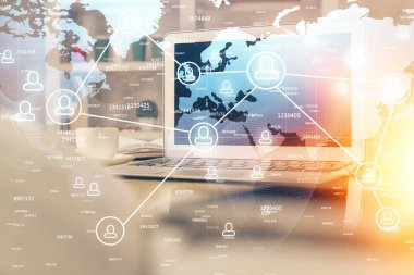 Sosyal ağ tema simgesi olan masaüstü bilgisayarı. Çoklu maruz kalma. Uluslararası bağlantılar kavramı.