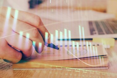 Borsa forex grafiği ile çoklu pozlama closeup eller.