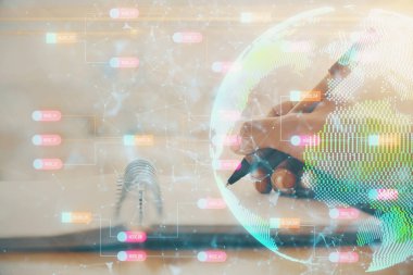 Dünya haritası hologramı ve veri tema simgeleriyle notlar alan ellerin çifte pozlanması. Küresel bilgisayar verisi kavramı.