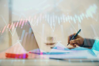 Arka planda bilgisayarla çalışan bir adamla iki kez ön x çizelgesine maruz kaldık. Pazar analizi kavramı.