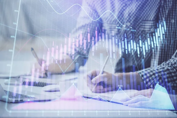Multi exponering av forex diagram med mannen som arbetar på datorn på bakgrunden. Begreppet marknadsanalys. — Stockfoto