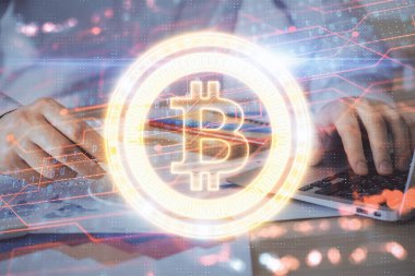 Kripto para tema hologramı arka planda bilgisayar üzerinde çalışan işadamı ile. Blockchain kavramı. Çift pozlama.