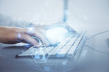 Arka planda bilgisayarla çalışan bir adamın bulunduğu medya ağı temalı hologram. İnternet iletişimi kavramı. Çift pozlama.