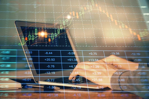 Dubbele blootstelling van de beurs grafiek met de man die op de achtergrond aan de laptop werkt. Concept financiële analyse. — Stockfoto