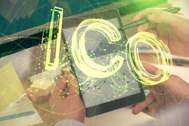 Erkeklerin el ele tutuşmalarının ve telefon ve kripto para birimi engelleme teması çiziminin iki kez görüntülenmesi.