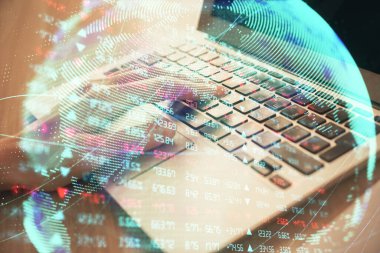 Kadın elinin bilgisayar ve iş temalı hologram çizimlerinde çifte pozlama. Başarı konsepti.