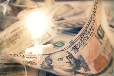 Arka planda Amerikan Doları 'na çekilen ampulün iki katı yansıması. Fikir kavramı.