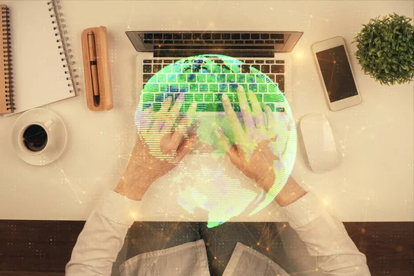 Dubbele blootstelling van vrouwen handen werken aan computer en sociaal netwerk thema hologram tekening. Bovenaanzicht. Verbindingsconcept. — Stockfoto