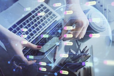 Bilgisayar ve veri temalı hologram çizimleri üzerinde çalışan kadın ellerine çok fazla maruz kalma. Teknoloji kavramı.