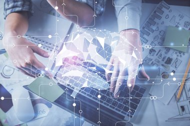 Kadın ve erkeğin birlikte çalışması ve insan beyin hologramı çizimi. Beyin fırtınası konsepti. Bilgisayar arkaplanı. Üst Görünüm.