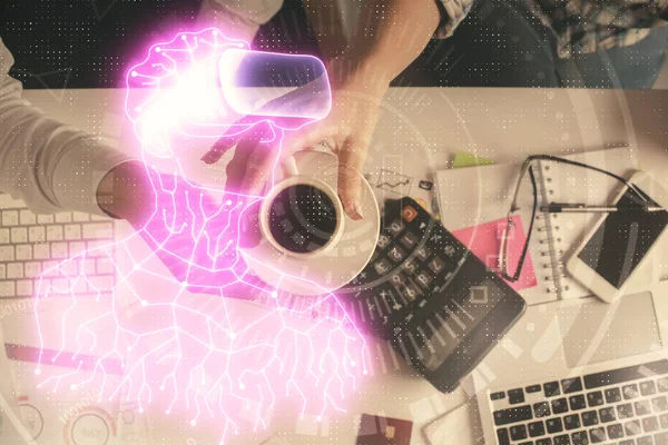 Doble exposición del hombre y la mujer trabajando juntos y el hombre en gafas virtuales holograma dibujo. Antecedentes. Vista superior. VR, concepto AR. —  Fotos de Stock