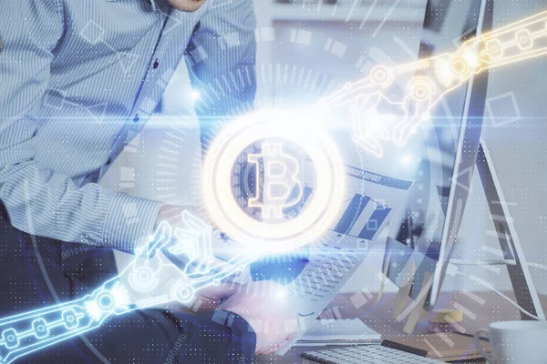Şifreli para birimi temalı hologram ve iş adamı arka planda bilgisayar üzerinde çalışıyor. Engelleme zinciri kavramı. Çoklu pozlama. — Stok fotoğraf