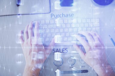 Erkeklerin ellerinin bilgisayar klavyesini ve veri temalı hologram çizimini yazarken çoklu pozlama. Üst Manzara. Teknoloji konsepti.