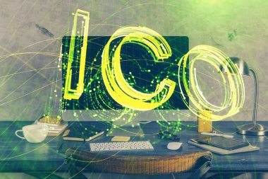 Engelleme zinciri ve kripto ekonomi temalı hologram ve bilgisayar geçmişi olan bir masa. Bitcoin kripto para kavramı.