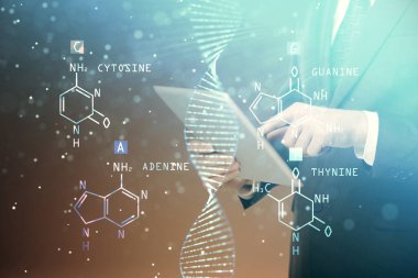 Erkeklerin el ele tutuşup, telefon ve DNA çizimlerini kullanırken çift pozlama. Tıp eğitimi kavramı.