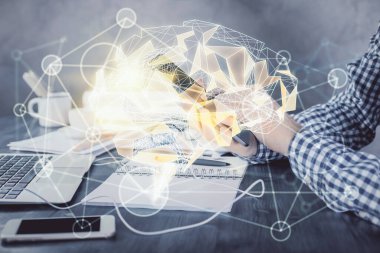 Erkeklerin el ele tutuşup dijital bir cihaz ve beyin hologramı çizimleri kullanırken çift pozlama. Veri kavramı.