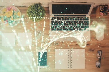 Masaüstü arkaplanındaki bilgisayardan DNA hologramı çizimleri. Üst Manzara. Çoklu maruz kalma. Tıp eğitimini kabul et.