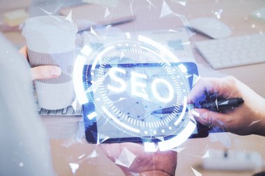 Erkeklerin el ele tutuşup dijital bir cihaz ve seo çizimi kullanırken birden fazla pozlama. arama optimizasyonu kavramı.