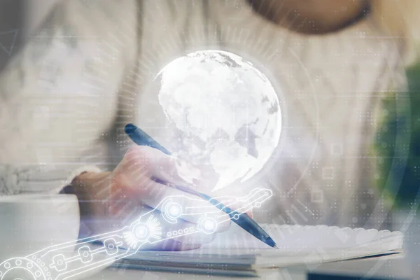 Doppelbelichtung der Hände, die Notizen mit Hologramm der Weltkarte und Symbolen für das Datenthema machen. Konzept globaler Computerdaten. — Stockfoto