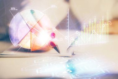 Forex grafik hologramı ile not lar yapan kadın ellerinin çift pozlama. Konsept borsa analizi.