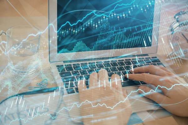 Мультиэкспозиция графика рынка с человеком, работающим на компьютере на заднем плане. Концепция финансового анализа . — стоковое фото
