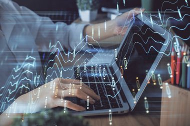 Bilgisayarda ve ön x grafik hologram çiziminde kadın eli yazarken çift pozlama. Borsa yatırım kavramı.