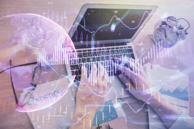 Ön x grafiğinin arka planda bilgisayarda çalışan bir adam ile çoklu pozlandırılması. Pazar analizi kavramı.