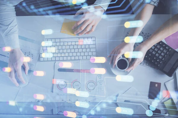 Doble exposición del hombre y la mujer que trabajan juntos y el dibujo del holograma del tema de datos. Antecedentes. Vista superior. — Foto de Stock