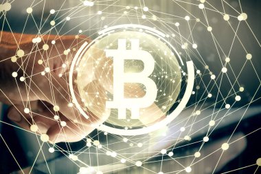 Erkeklerin el ele tutuşmalarının ve telefon ve kripto para birimi engelleme teması çiziminin iki kez görüntülenmesi.