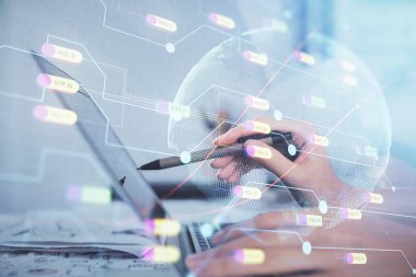 Bilgisayar ve dünya haritası çizimleri üzerinde çalışan kadın elleri çift pozlama. Uluslararası teknoloji sektörü konsepti.