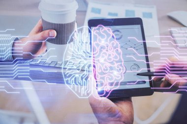 Erkeklerin el ele tutuşup dijital bir cihaz ve beyin hologramı çizimleri kullanırken çift pozlama. Veri kavramı.