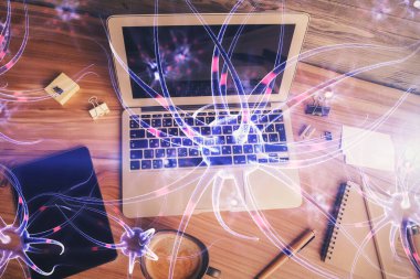 Masaüstü arkaplanındaki bilgisayarın üzerinde nöron hologramı çizimleri. Üst Manzara. Çoklu maruz kalma. Eğitim kavramı.