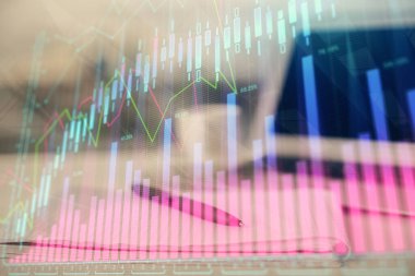 Finansal grafik çizimleri ve açık defter arkaplanı olan bir masa. Önx pazarı kavramı