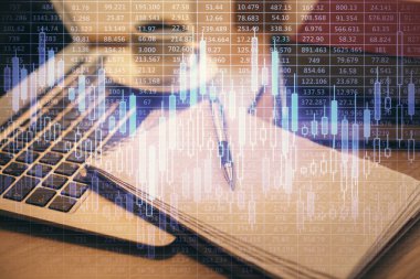 Masa arkasında kahve ve eşyalar olan ön x çizelgesi ve masaüstüne çift pozlama. Finansal piyasa ticareti kavramı