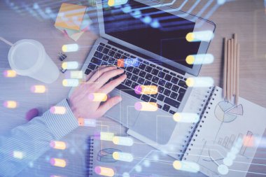 Erkeklerin ellerinin bilgisayar klavyesini ve veri temalı hologram çizimini yazarken çoklu pozlama. Üst Manzara. Teknoloji konsepti.