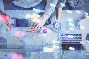 Kadın ve erkeğin birlikte çalışması ve veri temalı hologram çizimi. Bilgisayar arkaplanı. Üst Görünüm.