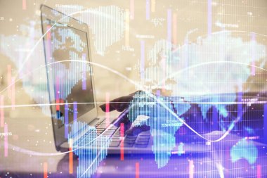 Kadın elinin bilgisayar ve iş temalı hologram çizimlerinde çifte pozlama. Başarı konsepti.