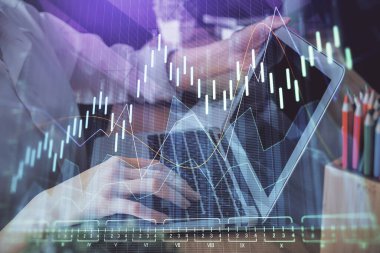 Bilgisayarda ve ön x grafik hologram çiziminde kadın eli yazarken çift pozlama. Borsa yatırım kavramı.