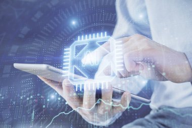 Erkeklerin el ele tutuşmaları ve dijital bir cihaz ve veri temalı çizimler kullanmaları. Yenilik kavramı.