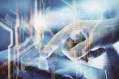 Erkeklerin el ele tutuşup dijital bir cihaz ve harita çizimine maruz kalmışlar. Uluslararası iş kavramı.