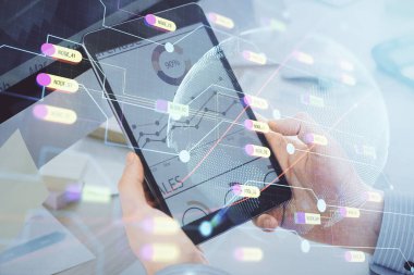 Erkeklerin el ele tutuşup dijital bir cihaz ve harita çizimine maruz kalmışlar. Uluslararası iş kavramı.