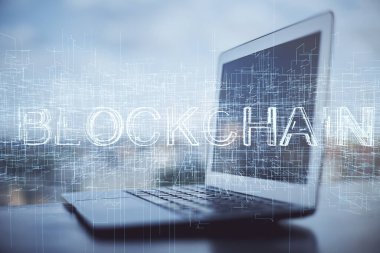 Engelleme zincirine ve kripto ekonomi temalı holograma ve bilgisayar arkaplanlı masaya çoklu maruz kalma. Bitcoin kripto para kavramı.