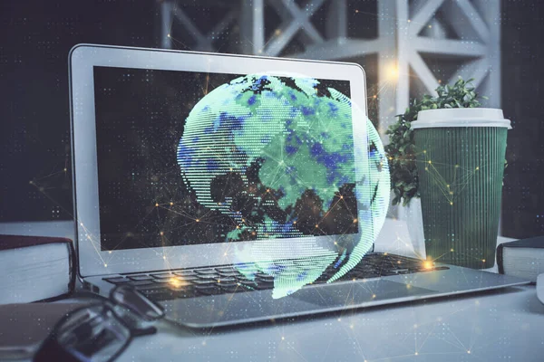 Computer auf dem Desktop mit Hologramm des sozialen Netzwerks. Mehrfachbelichtung. Konzept der internationalen Personenverbindungen. — Stockfoto