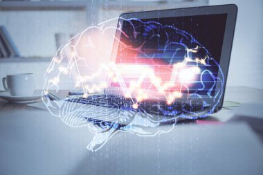 Bilgisayar ve beyin hologramı ile çalışma masasının çoklu açığı. Beyin fırtınası konsepti.