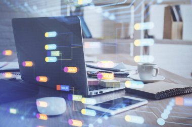 Teknoloji temalı çizim ve bilgisayarla çalışma alanı. Çifte maruziyet. Yenilik kavramı.