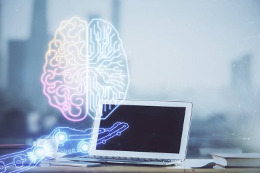 Bilgisayar ve beyin çizimi hologramıyla çalışma masasına çift pozlama. Beyin fırtınası konsepti.