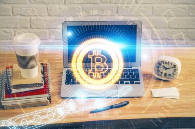 Blockchain temalı holograma ve bilgisayar arkaplanlı masaya çoklu maruz kalma. Bitcoin şifreleme para birimi kavramı.